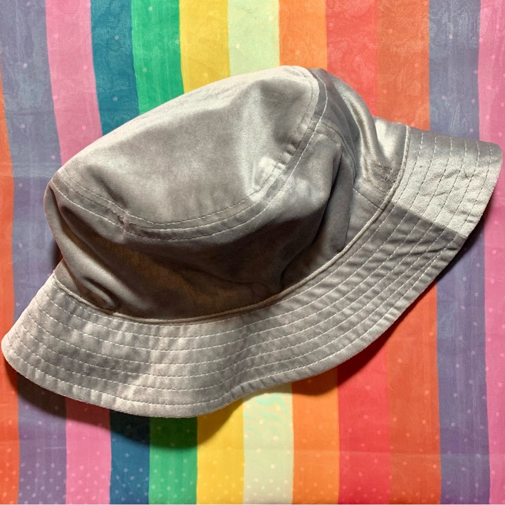 🩶 UO 🩶 Silver Velvet Bucket Hat 🩶 NWOT 🩶 Grey Lined Interior 🩶 One Size 🩶 - Picture 5 of 11